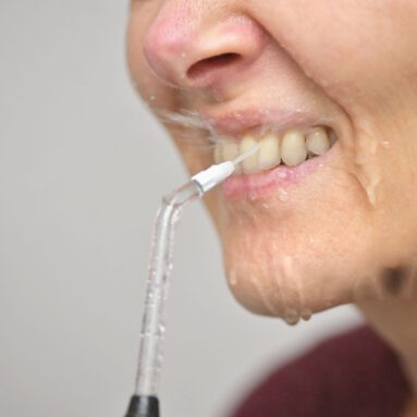 Munddusche oder Zahnseide – Was ist 2025